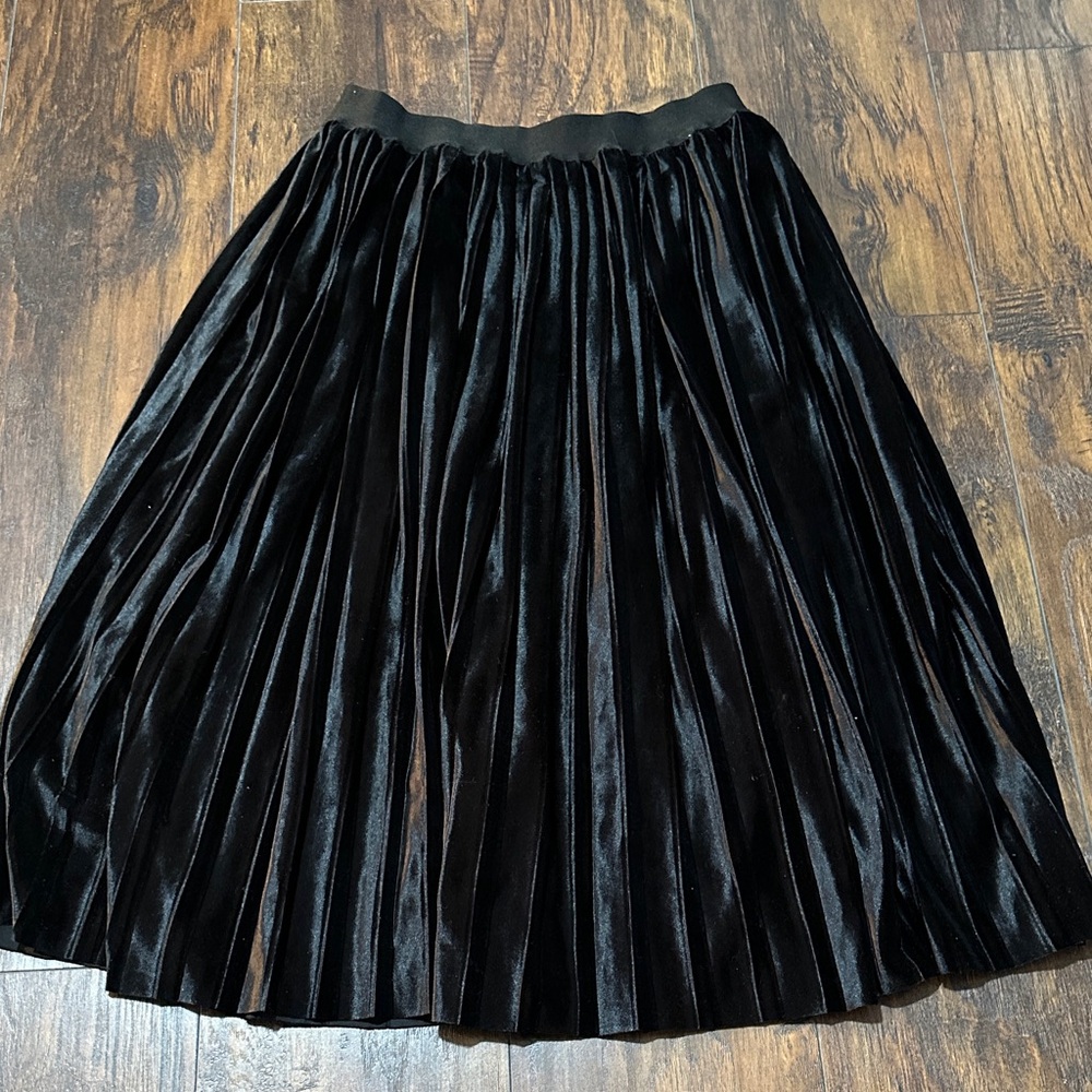 Halogen Elegant Black Velvet Feel Thick Pleated Skirt